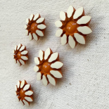 Stylized Flower Design Button Orange Curcuma 15–17–22mm