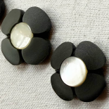 Grey & Mother-of-Pearl Flower Design Button 19-22-24-27mm