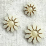 Ivory & Soft Beige Flower Design Button 15–17–22mm