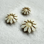Ivory & Soft Beige Flower Design Button 15–17–22mm
