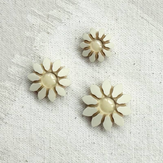 Ivory & Soft Beige Flower Design Button 15–17–22mm