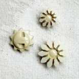 Ivory & Soft Beige Flower Design Button 15–17–22mm