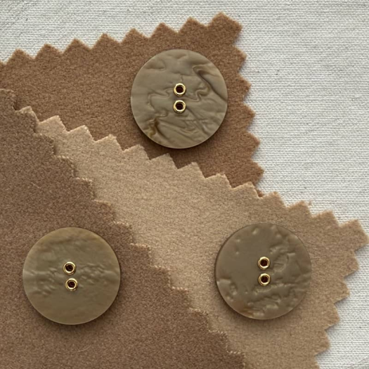 Bouton Couture Gala Beige Minéral Œillets 22-27mm