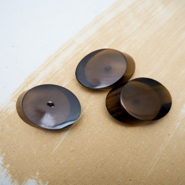 Bouton r&eacute;sine pastille brune 27mm