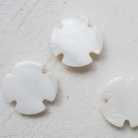 Mother-of-pearl Totem button 13-23mm