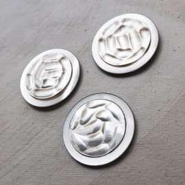 Design Button Silver Gray Camellia 44mm