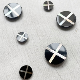 Dark brown Border button 13-23mm