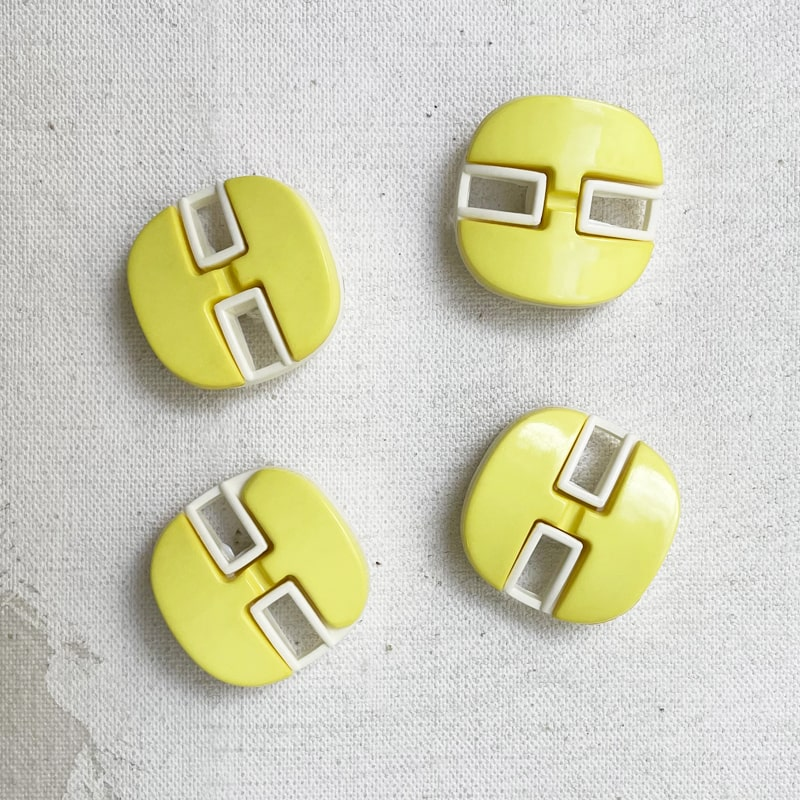 Lot De 17 Boutons Vintage Jaunes - 2 Séries 2 Cm Et 1,8 Cm - Occasion, Référence 3396