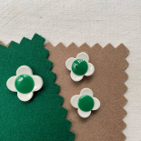 Bouton Fantaisie Fleur Pop 60s Blanc et Vert 16mm