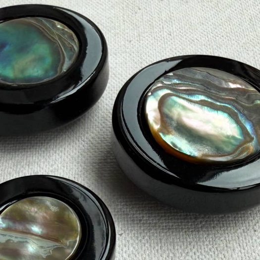 Bouton Design Nacre sur Revers Noir 17-22-28mm