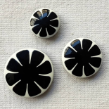 Design Button 70s Black and White Flower 22-27mm