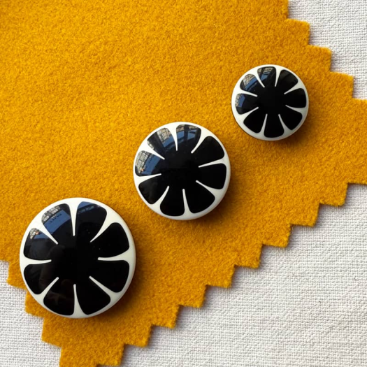 Design Button 70s Black and White Flower 22-27mm