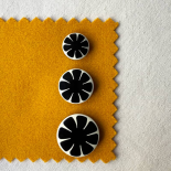 Design Button 70s Black and White Flower 22-27mm