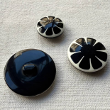 Design Button 70s Black and White Flower 22-27mm