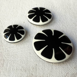 Design Button 70s Black and White Flower 22-27mm