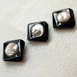 Bouton Design Carré Ciselé Noir et Nacre 28mm