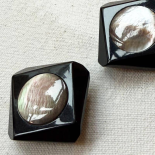 Bouton Design Carré Ciselé Noir et Nacre 28mm
