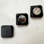 Bouton Design Carré Ciselé Noir et Nacre 28mm