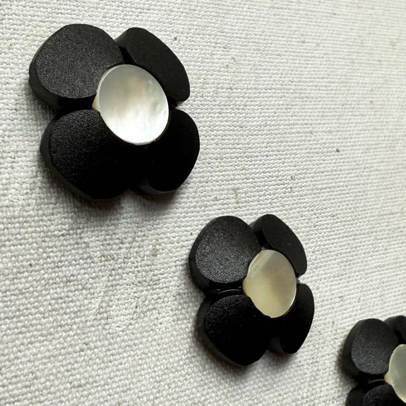 Boutonnière élégante En Fleur Noire - Cravate Avenue Signature - Parfaite Pour Mariage Ou événement