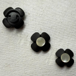 Beau Bouton Design Fleur Noir et Nacre 20-22mm