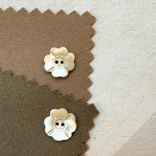 Floral Beige Mother-of-Pearl Couture Button 16–18mm