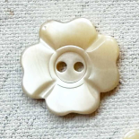 Floral Beige Mother-of-Pearl Couture Button 16–18mm