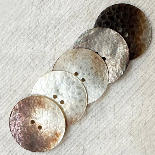 Design Button Wild Sculpted Mother-of-Pearl 33-38-45mm