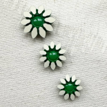 Design Button Stylized Green & White Flower 15–17–22mm