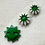 Design Button Stylized Green & White Flower 15–17–22mm
