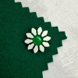 Design Button Stylized Green & White Flower 15–17–22mm