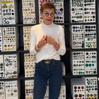 Juste un clin d’œil et un conseil surtout pour préserver la beauté de vos boutons de couture lors d’un nettoyage à sec. Peut être le savez déjà, mais entre paruriers boutonniers, nous savons comment préserver la qualité des effets chimiques nocifs des nettoyages à sec (et je ne vous parle pas des effets sur notre santé aussi …). Donc svp, protégez vos boutons avant en les enrobant de papier aluminium. Je vous explique tout dans ce réel et je vous partage aussi qqs boutons en lignes. Voilà. Bon week-end et à très vite !#buttonsparadise #paris #lovemyjob #boutonsvintage #oneofakind