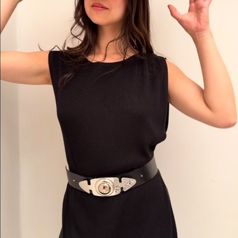 Je travaille depuis de nombreux jours sur ma nouvelle collection d’accessoires pour @maisonetobjet comme vous le savez (pour celles et ceux qui me suivent !!! 🙏) En complétant mon moodbook ce soir depuis chez moi, je regarde avec bonheur tous ces moments de complicité avec Shinta 🤍qui portent mes créations. J’aime les belles personnes, naturelles, une personnalité forte avec des sourires qui font joie !!! Shinta coche toute les cases. J’espère qu’elle ne m’en voudra pas mais cela me vient spontanément car je n’avais pas du tout prévu ce post ce soir !!!! Voila, c’est mon côté spontané et intègre certainement. Merci @shytlique pour ces instants de complicité et de rires.Merci à nos chats Liam (pour toi) et Max pour moi.And by the way, Liam, prénom irlandais était celui du petit dernier de Shirley et Michael, une belle famille irlandaise ou j’ai travaillé en tant que serveuse alors que j’étais étudiante, deux étés de suite à Shaldon dans le Devon UK. J’avais 17 ans. Je souris car Shirley et Michael étaient irlandais … avaient trois fils beaux comme des dieux et leur nom de famille était Salmon. Une sorte de couronnement irlandais ! Quant à moi, un an plus tard bac en poche, j’étais prise à l’essai à #royalshakespearecompany en tant qu’assistante costumière Belle semaine et je vous dis à très vite !!!#ceinturefemme #beautiful #womenbelt #paris