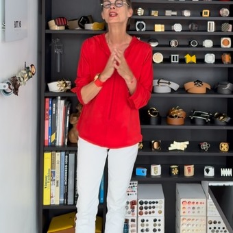 Une fois n’est pas coutume ❤️ Je voulais vous remercier car vous êtes de plus en plus nombreuses et nombreux à suivre BUTTONS PARADISE. Du coup, je profite de ce réel pour (re)présenter mon métier de Parurière Boutonnier Artisan d’art ! Et enfin, vous debriefer et vous donner quelques extraits en avant-première des séries limitées de bracelets qui seront exposés à @maisonetobjet mi-septembre. Et promis, je vous ferai un carrousel de nouveautés !!! #buttonsparadise #lovemyjob #fashionaccessory #sewingbuttons #oneofakind